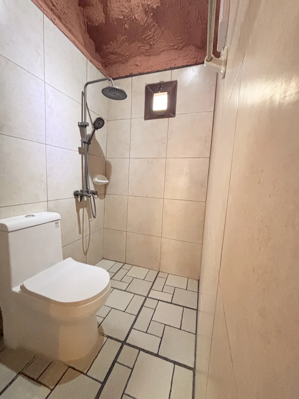Bungalow 10: shower room