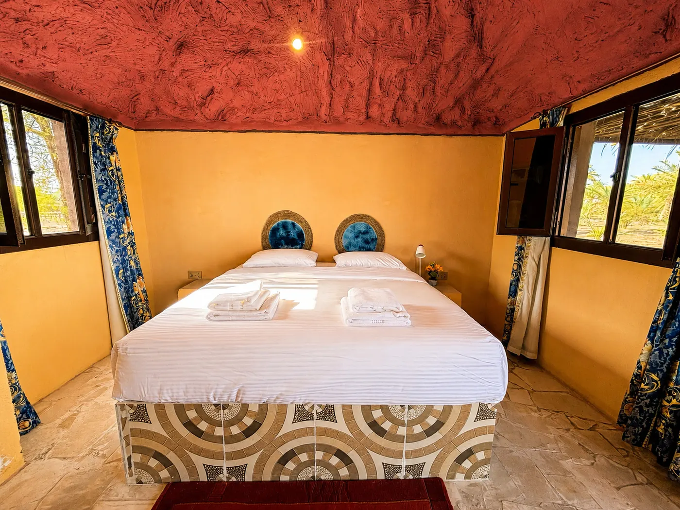 The bed and its patterned base